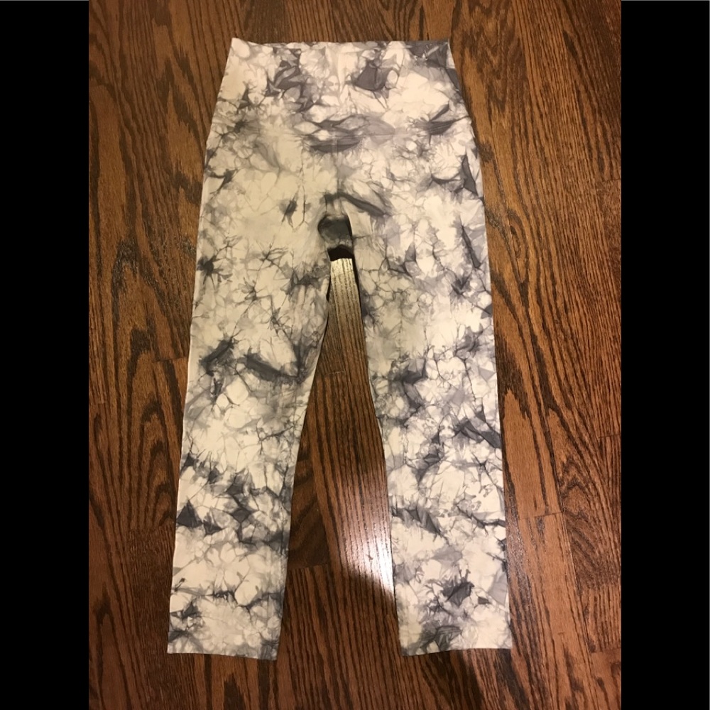 Lululemon Wunder Under High Rise Cropped Leggings.